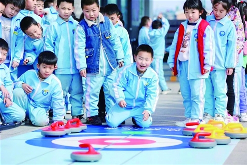 南山实验小学构建起“三维立体”评价框架,覆盖德智体美劳五育维度,贯穿学生成长全周期
